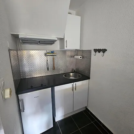 Studio Cabine A 150m De La Plage De Nauzan Avec Terrasse Et Parking, - Fr-1-550-70 * Vaux-sur-Mer